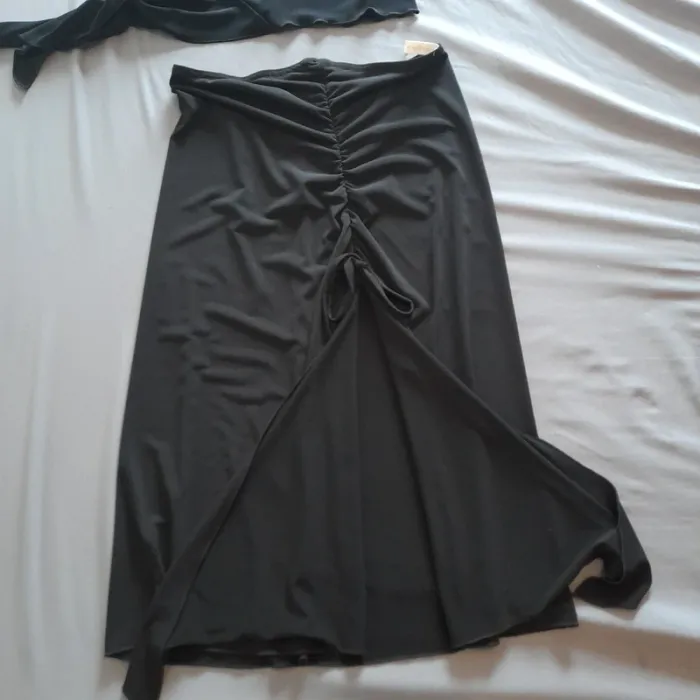 Ensemble t shirt et jupe noir caché caché taille 40 - photo numéro 4