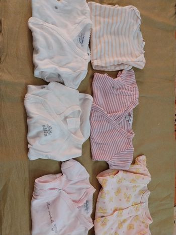 lot 5 bodies et 1 pyjama naissance