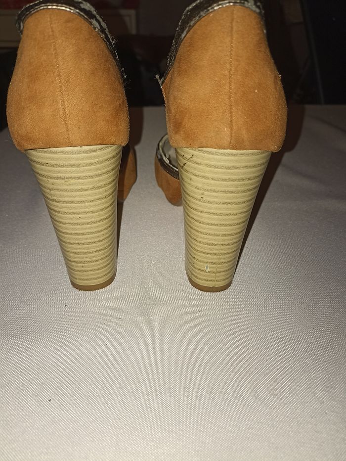 Glamour Rétro : Chaussures T-Bar Marron & Or - Parfaites pour Danser ! - photo numéro 3
