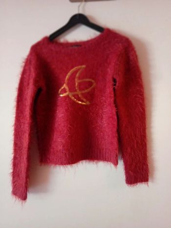 Joli pull bordeau. 8 ans