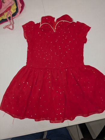 Robe rouge a pois doré