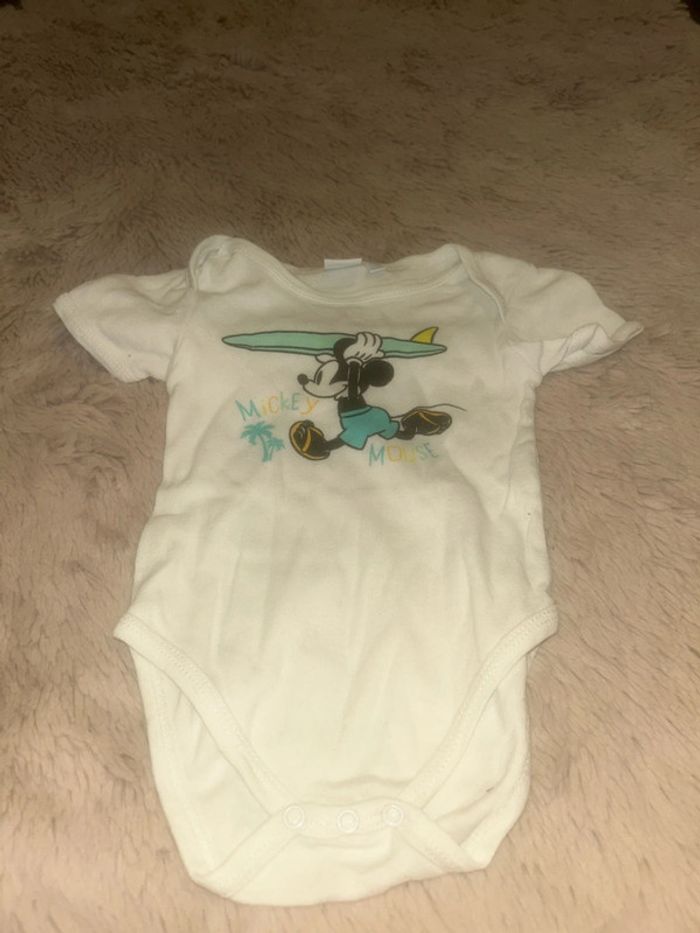 lot de pyjamas et bodies avec un bas de jogging 6 mois - photo numéro 4