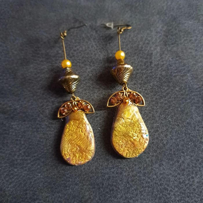 Boucles d'oreilles pendante en résine et pâte polymere - photo numéro 12