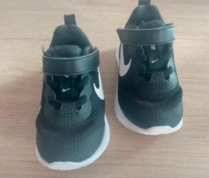 Baskets Nike garçon noir pointure 22 - photo numéro 3