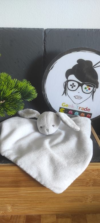 doudou lapin blanc gris jacadi carré plat Peluche