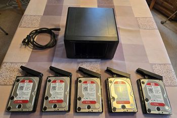 NAS Synology DS1517 avec
5 disques dur western digital (RED) de 4To - 20 To