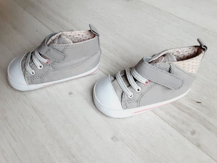 Chaussures chaussons bébé fille type baskets souples gris Obaïbi 6 - 12 mois Neufs - photo numéro 2