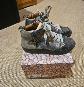 Chaussures Stones & Bones pointure 32