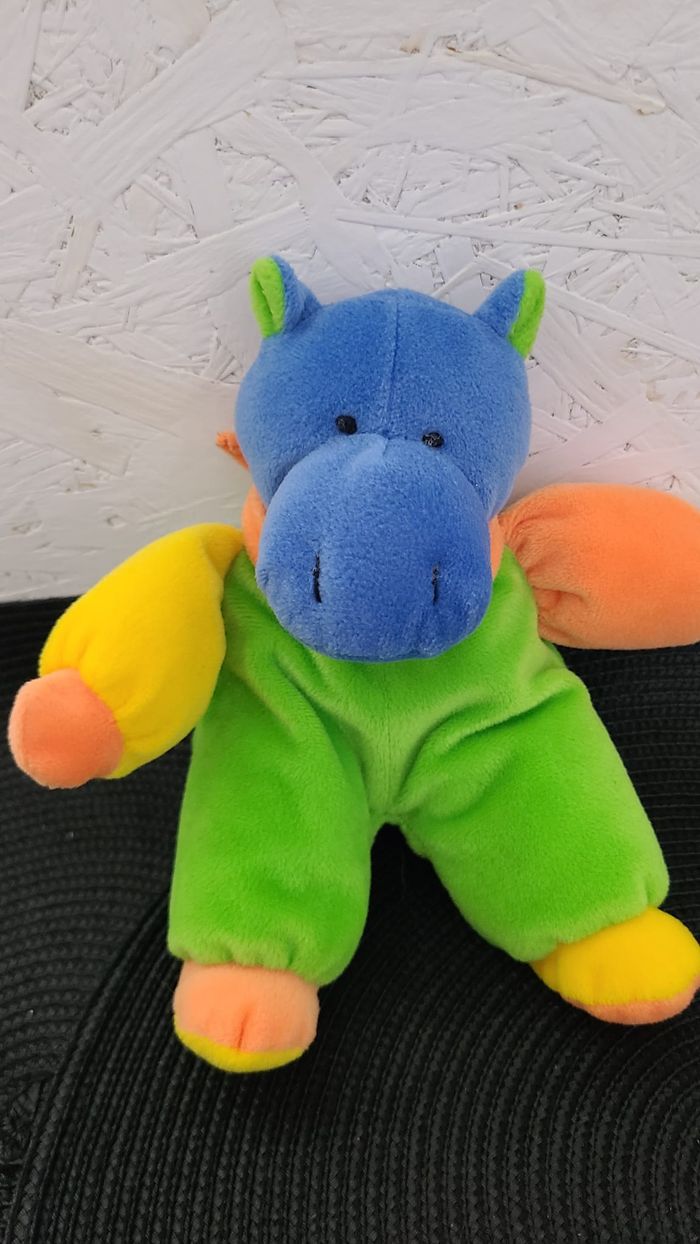 Hippo en peluche tête bleu corps vert bras orange jaune - photo numéro 2