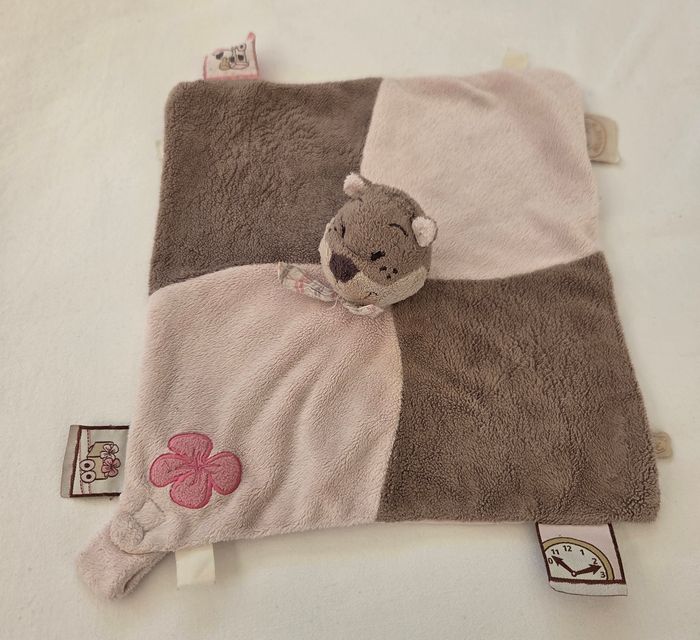 Doudou Ecureuil carré plat marron et rose - Fleur - Noukies