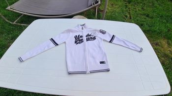 gilet neuf Bsone T 10 ans