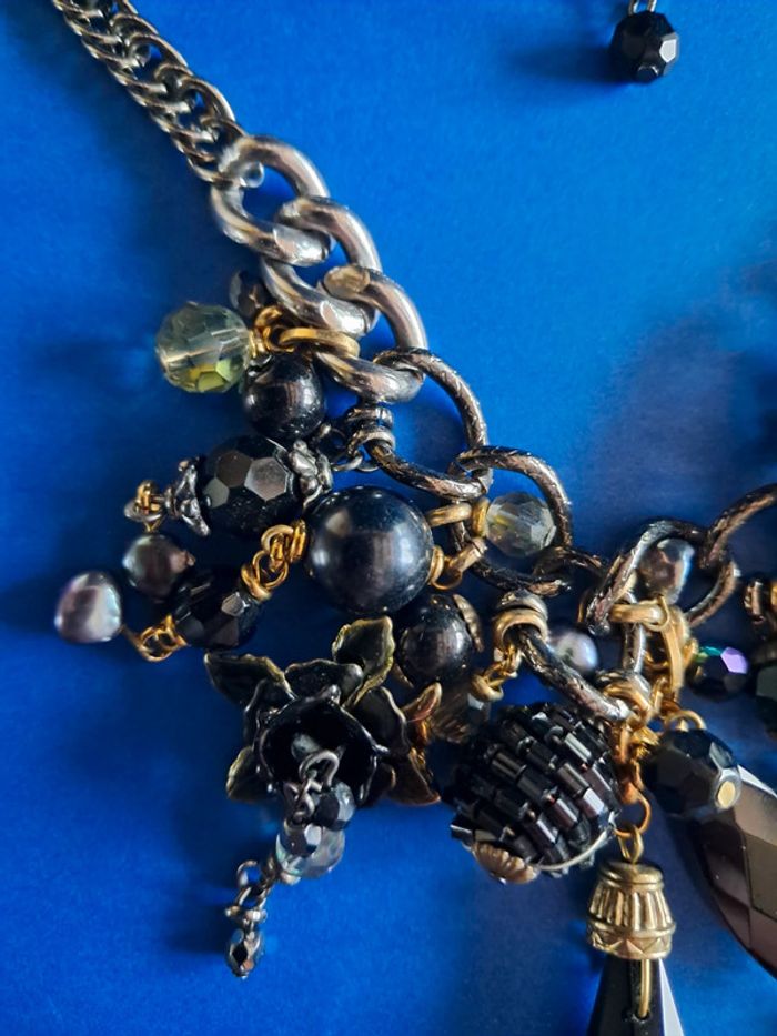 Collier court NEUF avec pendentif et breloques - photo numéro 4