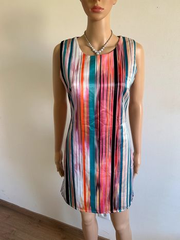 Robe satinée multicolore sans manches Molly Bracken taille S jamais portée
