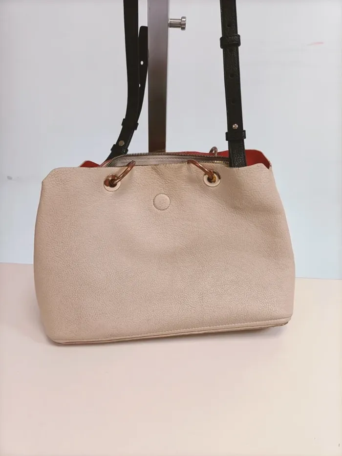 Sac à main Tommy Hiffiger beige rouge porté épaule bandoulière - photo numéro 3