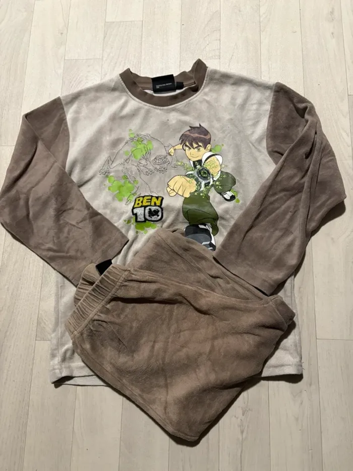 Pyjama 8 ans ben 10 velours marron et beige très bon état