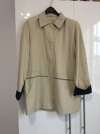 parka beige avec extrémité bleu marine