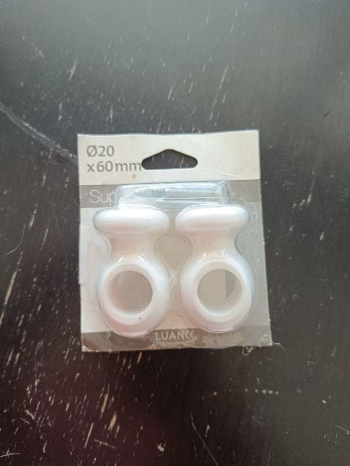 Accroche barre a rideaux