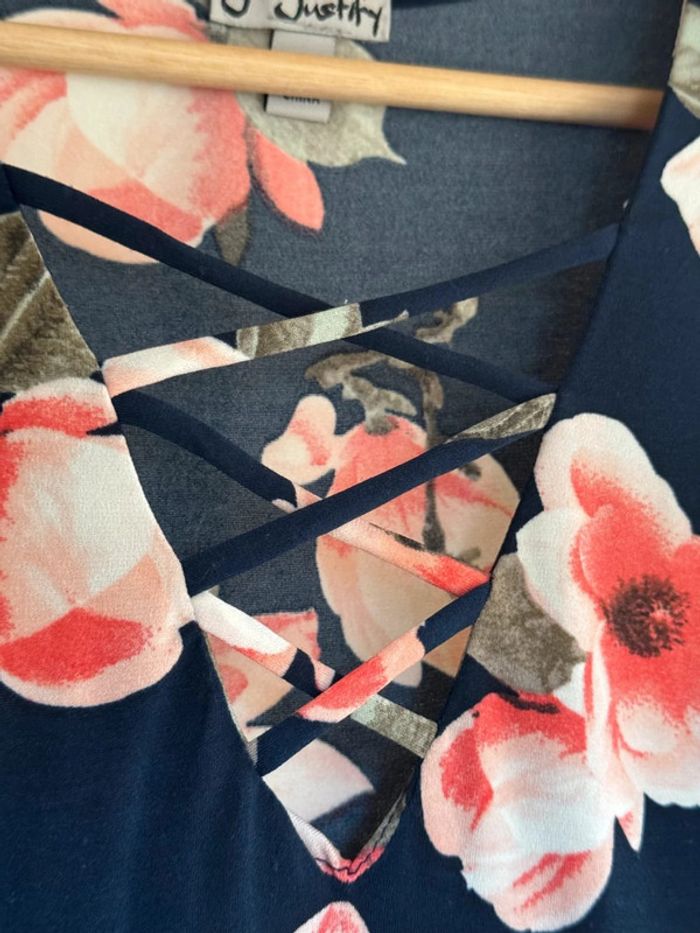 Robe causal marine fleuris avec décolleté croisé, - photo numéro 4