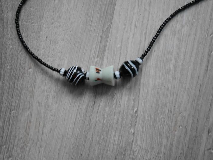 Collier noir en perles de verre ethnique - photo numéro 3