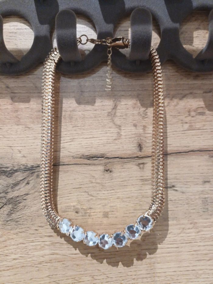 Collier doré à strass, léger . Bijou fantaisie