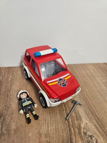 Voiture pompier + personnage Playmobil