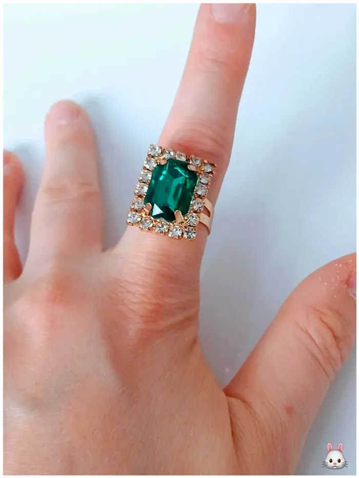 Bague glamour rectangulaire pierre verte et strass brillants