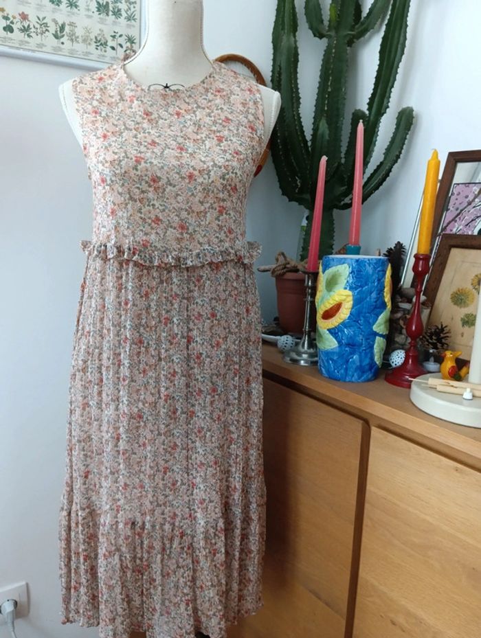 Robe fleurie pastel sans manches degriffée et upcyclé