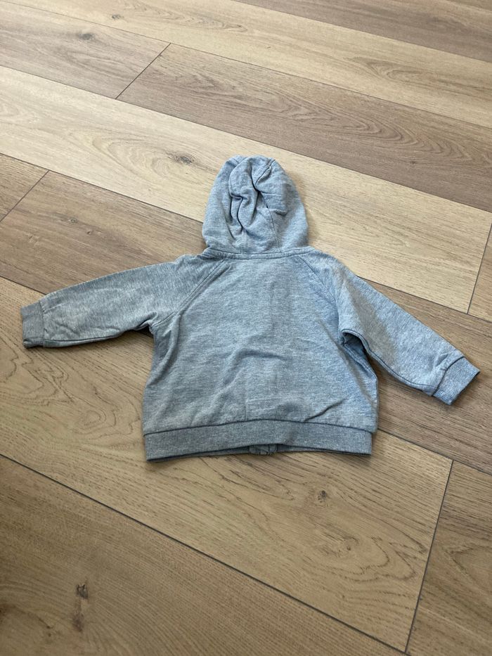 Gilet gris à capuche - photo numéro 2