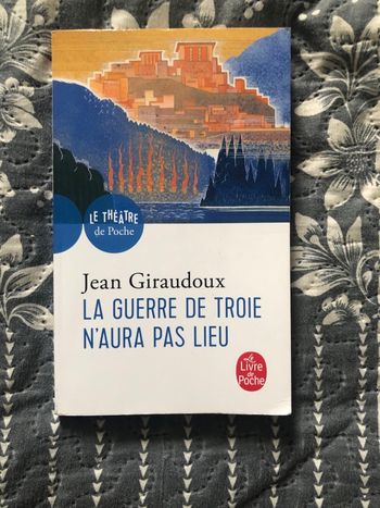 Livre jean giraudoux  la guerre de Troie n’aura pas lieu 