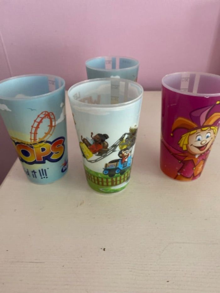 Quatre. Goblets en plastique