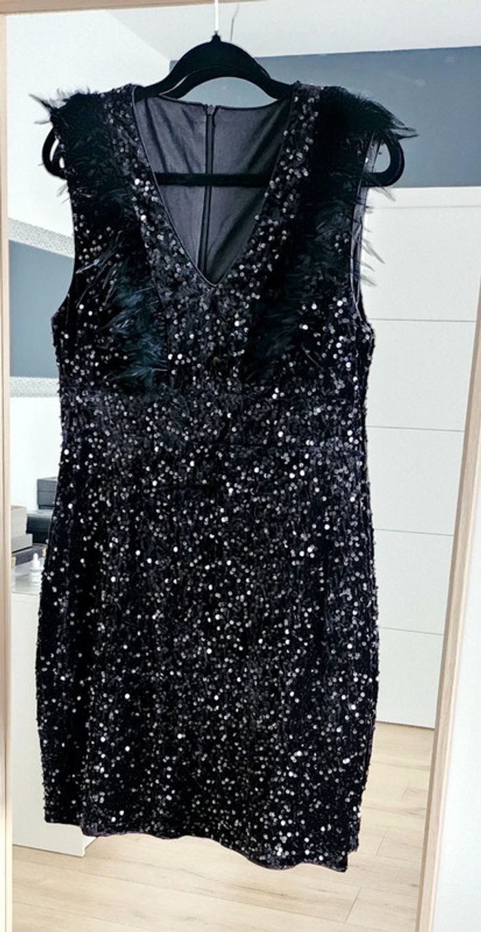 Robe sans manches velours doublée sequins et plumes noire taille XL Mango