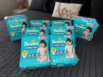 Lot de 240 couches Pampers Baby-Dry taille 4 (9-14kg)