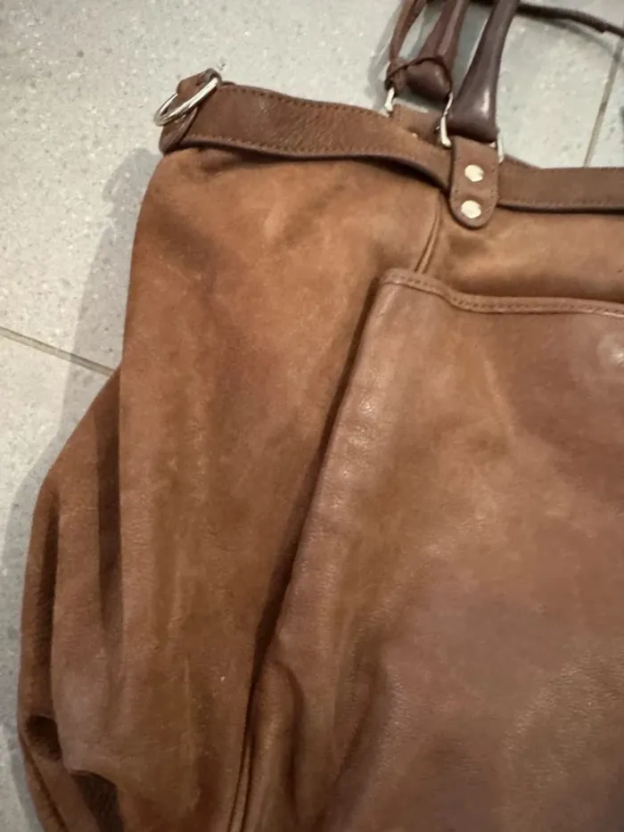 Sac fourre tout en cuir Vanessa Bruno, avec bandoulière  il y a quelques marques d'usures, 38*32cm - photo numéro 5