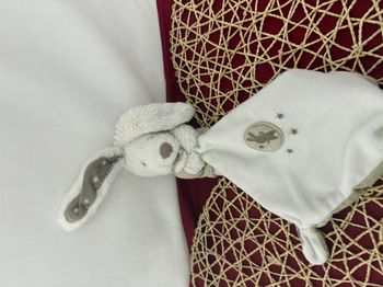 Lapin POMMETTE doudou blanc et beige avec mouchoir