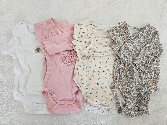 Lot de 3 pyjamas + 4 bodies 0-1 mois - photo numéro 4