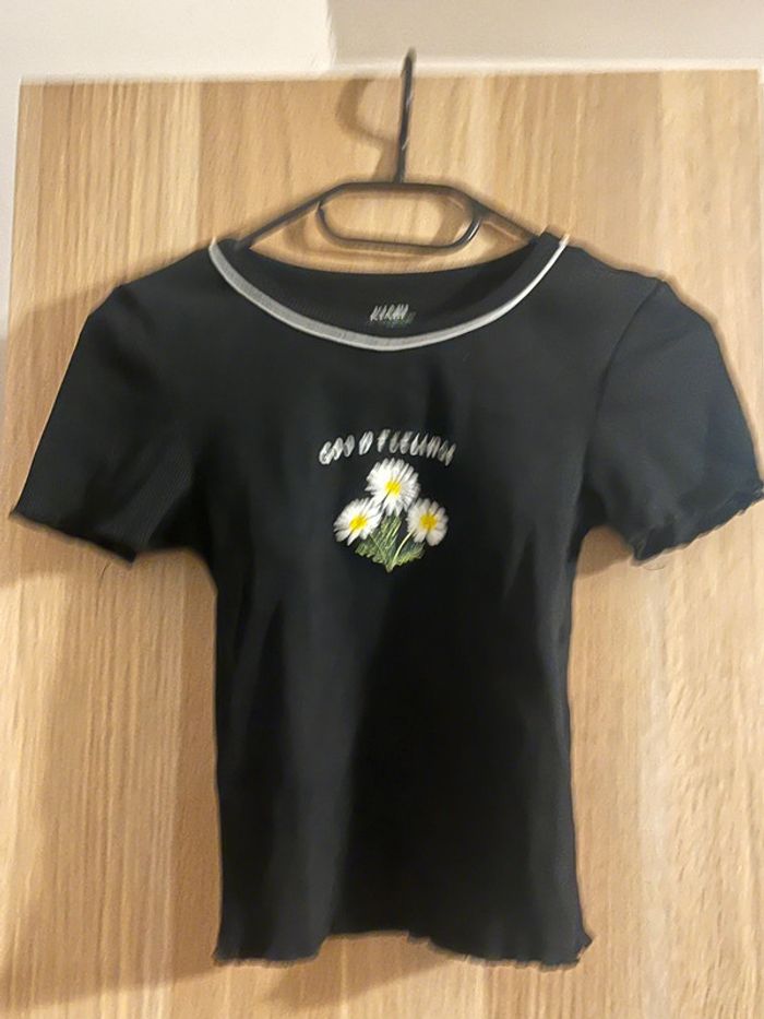 Tee shirt noir brodée à fleurs - photo numéro 4