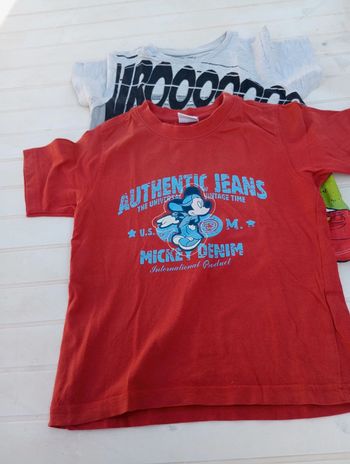 Lot de 2 tee shirt Disney de taille 6/7ans.