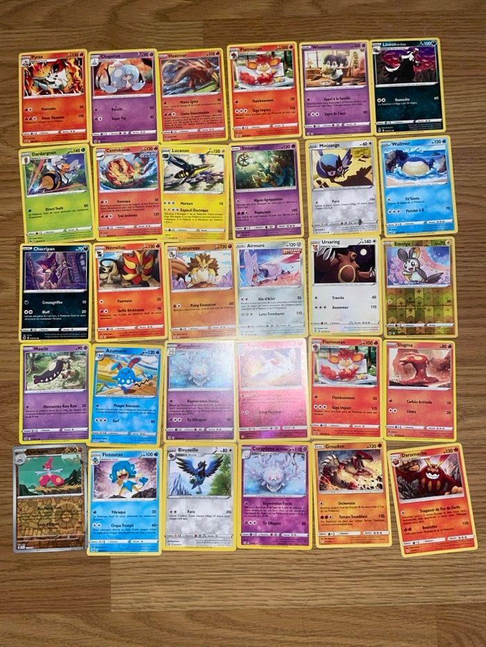 Lot de 63 cartes Pokémon :30cartes Pokémon,18cartes objets et 13 cartes énergie.