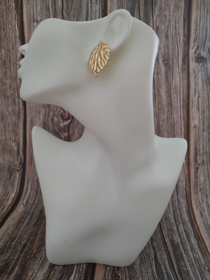 Boucles d’oreilles dorées en forme de feuille en acier inoxydable