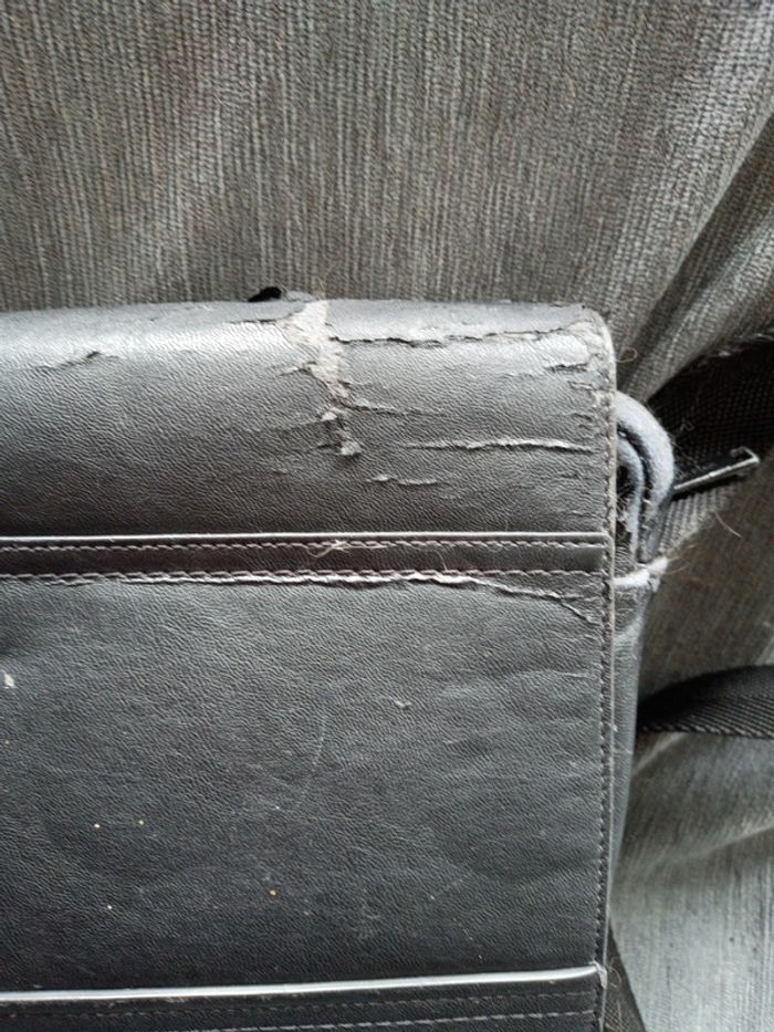 Sacoche Calvin Klein en mauvais état - photo numéro 2