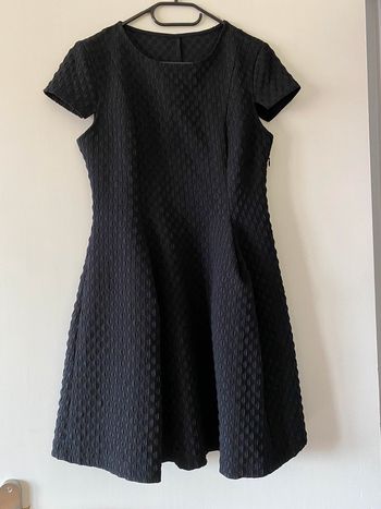 Robe noire gaufrée