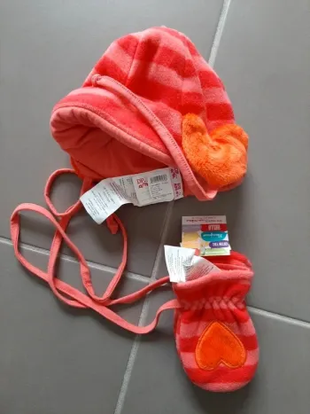 Bonnet et moufles DPAM 6-12mois neuf