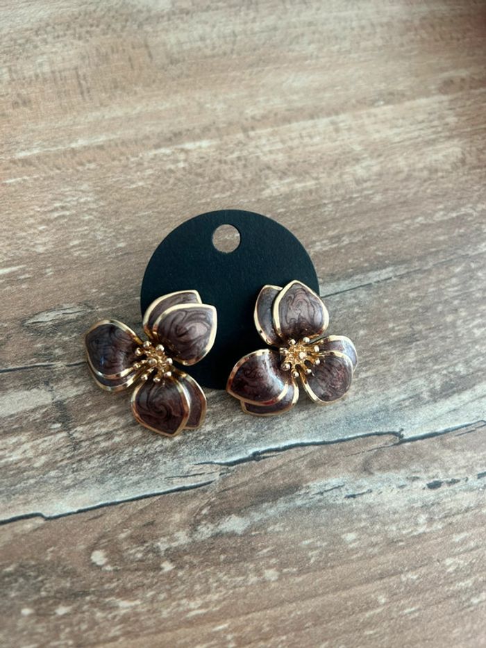 Boucles d’oreilles fleurs marron Neuve