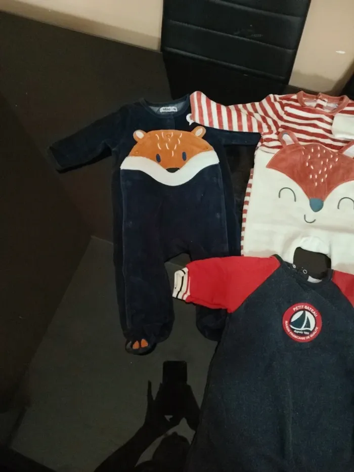 Lot pijama dont 2 pijama neuf 6 mois