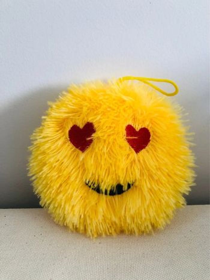 Peluche boule smiley yeux cœurs - photo numéro 2