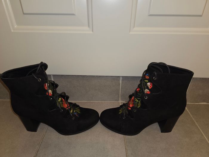 👢 Bottines à talons Miss Liberto – Motifs fleurs – Taille 40 – Talons 8,5 cm - photo numéro 7