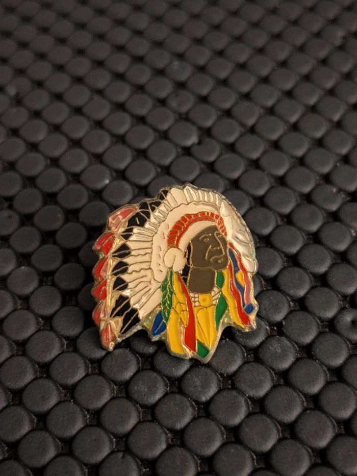 Pin's Tête de chef Indien Amérique