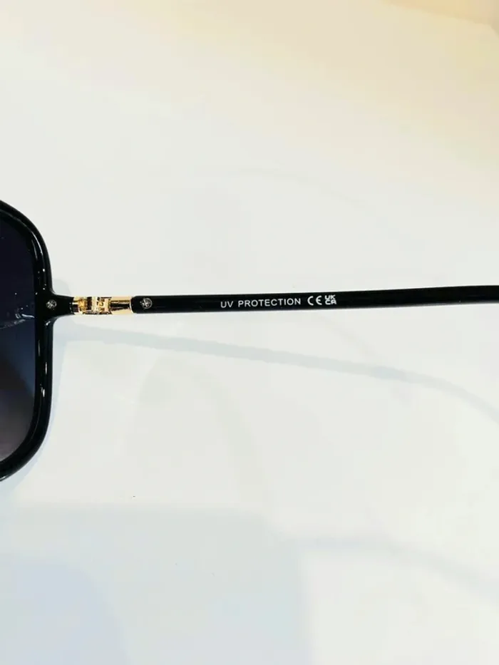 Lunette de soleil femme carrée noire et dorée verres dégradés UV protection catégorie 3 - photo numéro 4