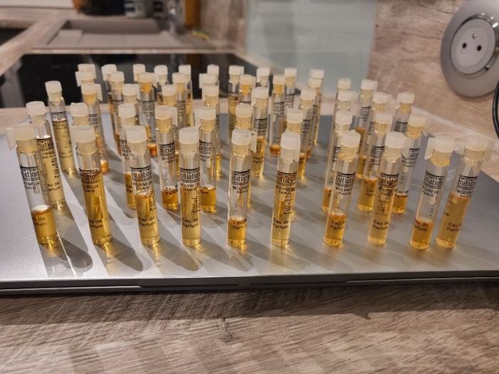 Lot de 50 échantillons initiation molyneux paris eau de parfum 2ml