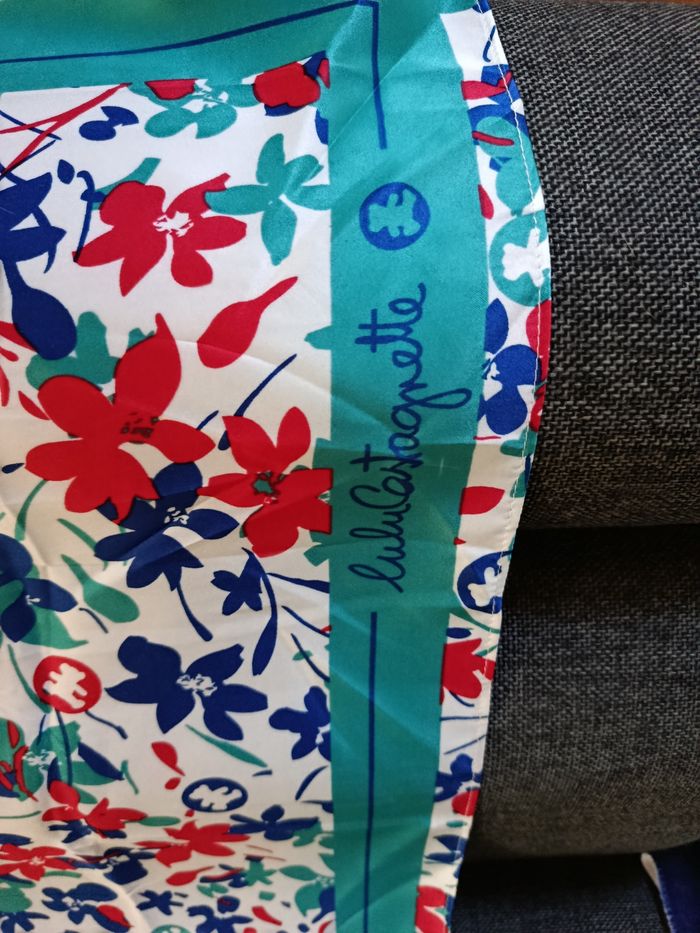 A saisir, NEUF , magnifique foulard " lulu castagnette" ( bien lire merci) - photo numéro 3